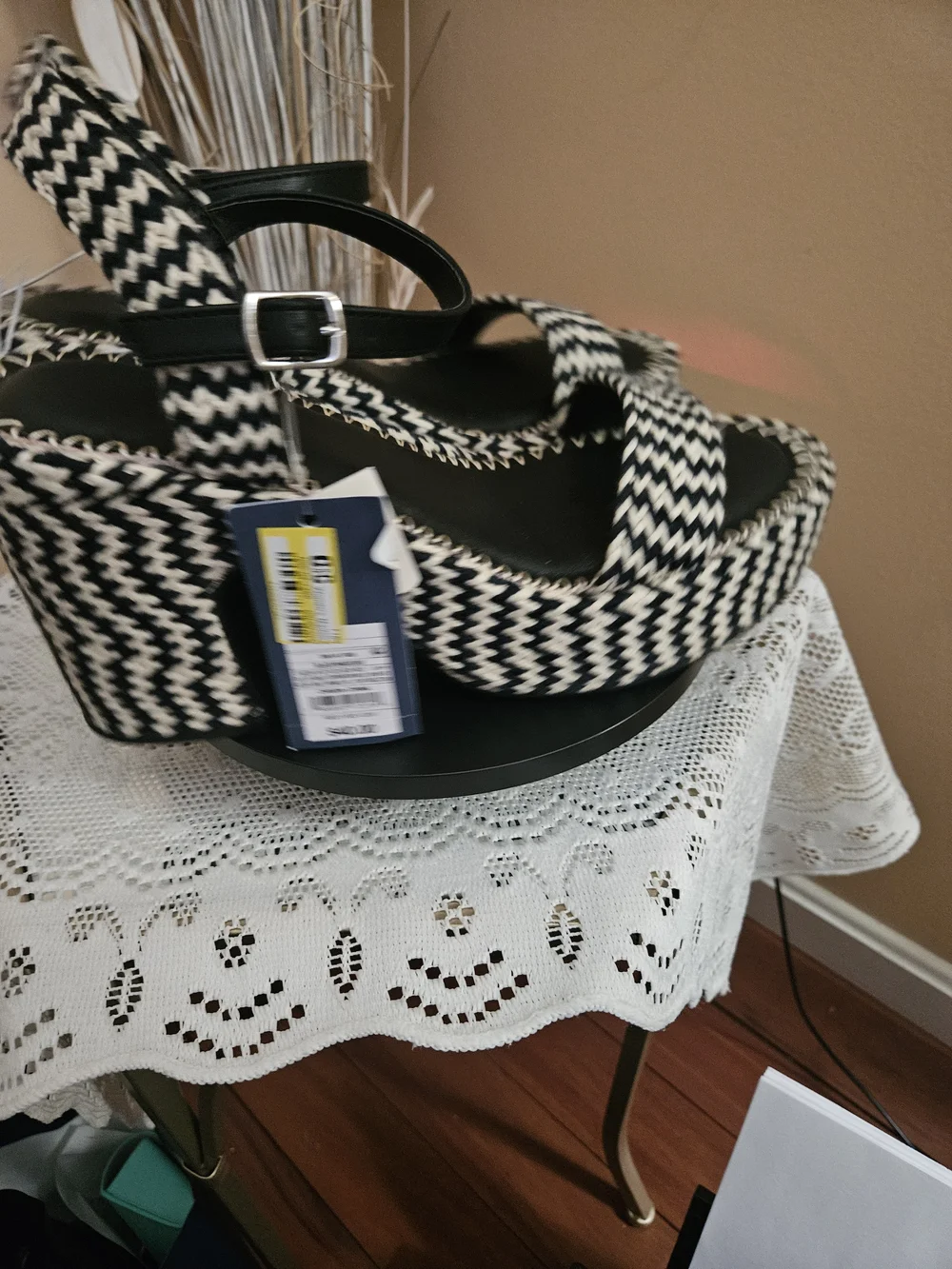💞❣️Women Universal Thread Woven Zigzag in Black and Natural - Size 10❤️💖